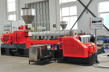 الصين عالية السرعة خلاط آلة انتاج الكريات البلاستيكية مع 500 - 600 كغ / ساعة السعة مصنع