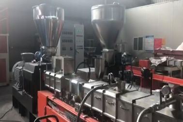 الصين Pp كربون أسود بلاستيكيّ Pellet يجعل آلة twin برغي باثق 300 Kg / H مصنع