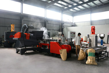الصين حبيبات الكربون الأسود ماكينة ماستباتش PP PE المحبب الأسود مصنع